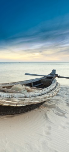 Selbstklebende Tapete Anleitung : Selbstklebende T?rtapete Fischerboot am Strand mit Sonnenuntergang Selbstklebende Tapete Anleitung : Selbstklebende T?rtapete Fischerboot am Strand mit Sonnenuntergang